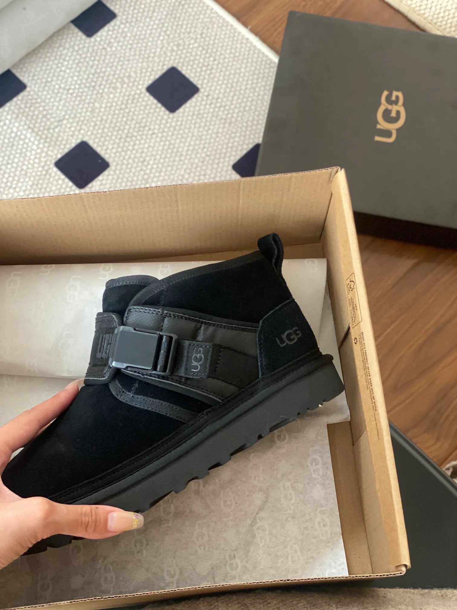 [UGG] P: 580💰 Men's model. Size: 39-44 UGG men's snow boots and wool shoes. The most popular style is now available, Neumel Snapback (buckle style). Material: cowhide➕sheep fur. Outsole: rubber (light wing technology) light! light! light! Super waterproof and available in 3⃣️ colors.